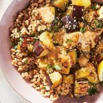 Beringela Assada com Cobertura de Miso-Tahini e Espelta