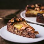 Fondant de chocolate, avelã e pera