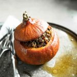 Abóbora recheada com quinoa e cogumelos