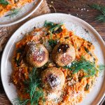 Almôndegas de Grão com Massa Orzo e Molho Cremoso de Tomate
