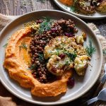 Bife de couve-flor vegano assado e purê de batata doce