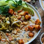 Sopa Vegana de Manteiga de Amendoim e Massa de Arroz